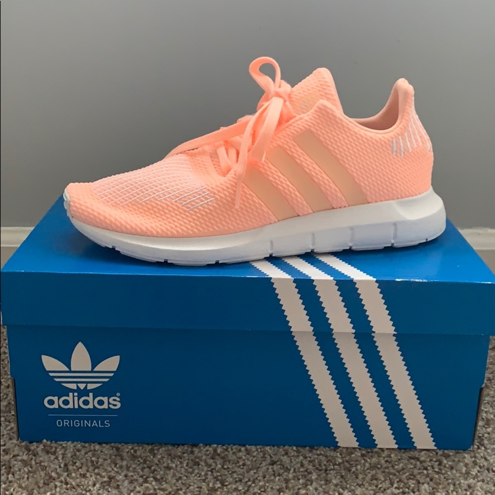 NWT WOMEN’S ADIDAS SWIFT RUN J